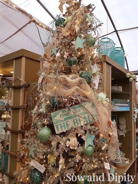 beach-themed-christmas-tree